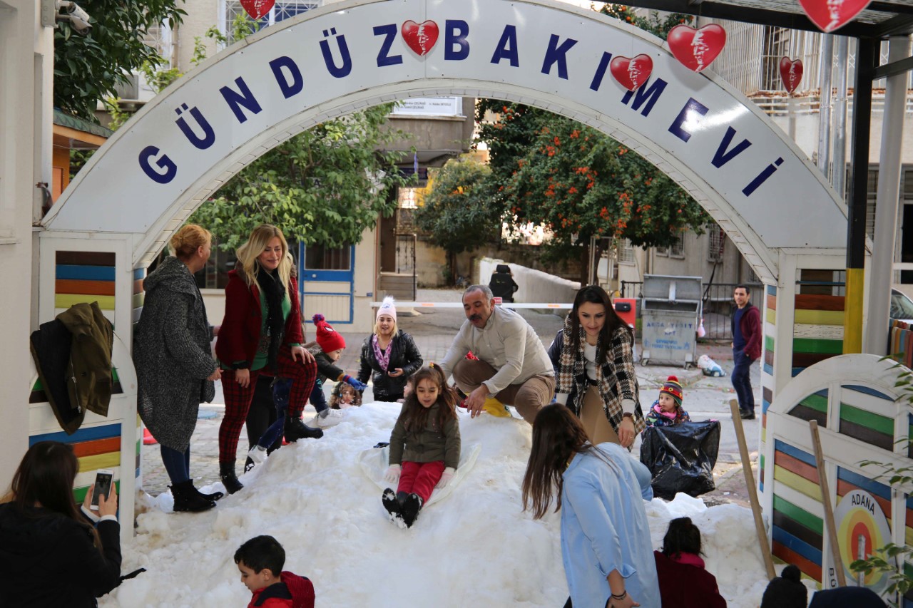 Belediye kreşindeki çocukların kardan adam keyfi…
