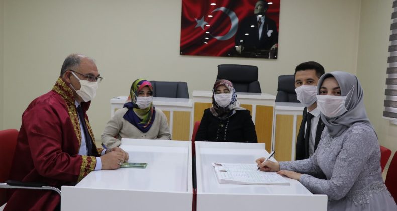 NİKAHA “EVET” DÜĞÜN “BEKLEMEDE”