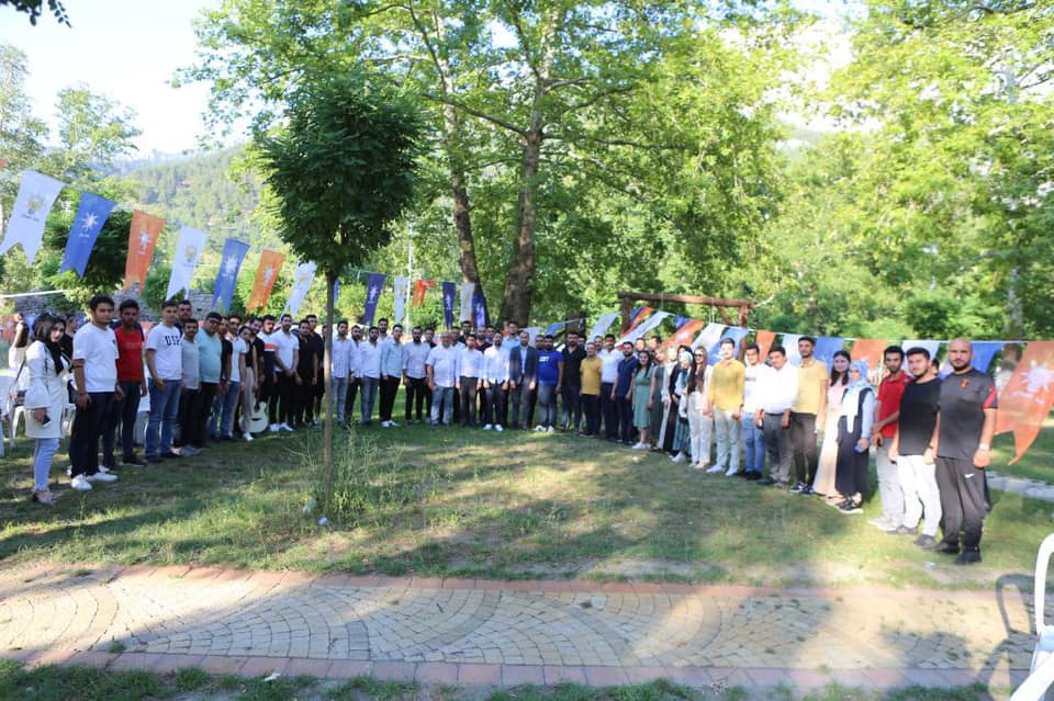 AK  GENÇLİK’DEN  BULUŞMA