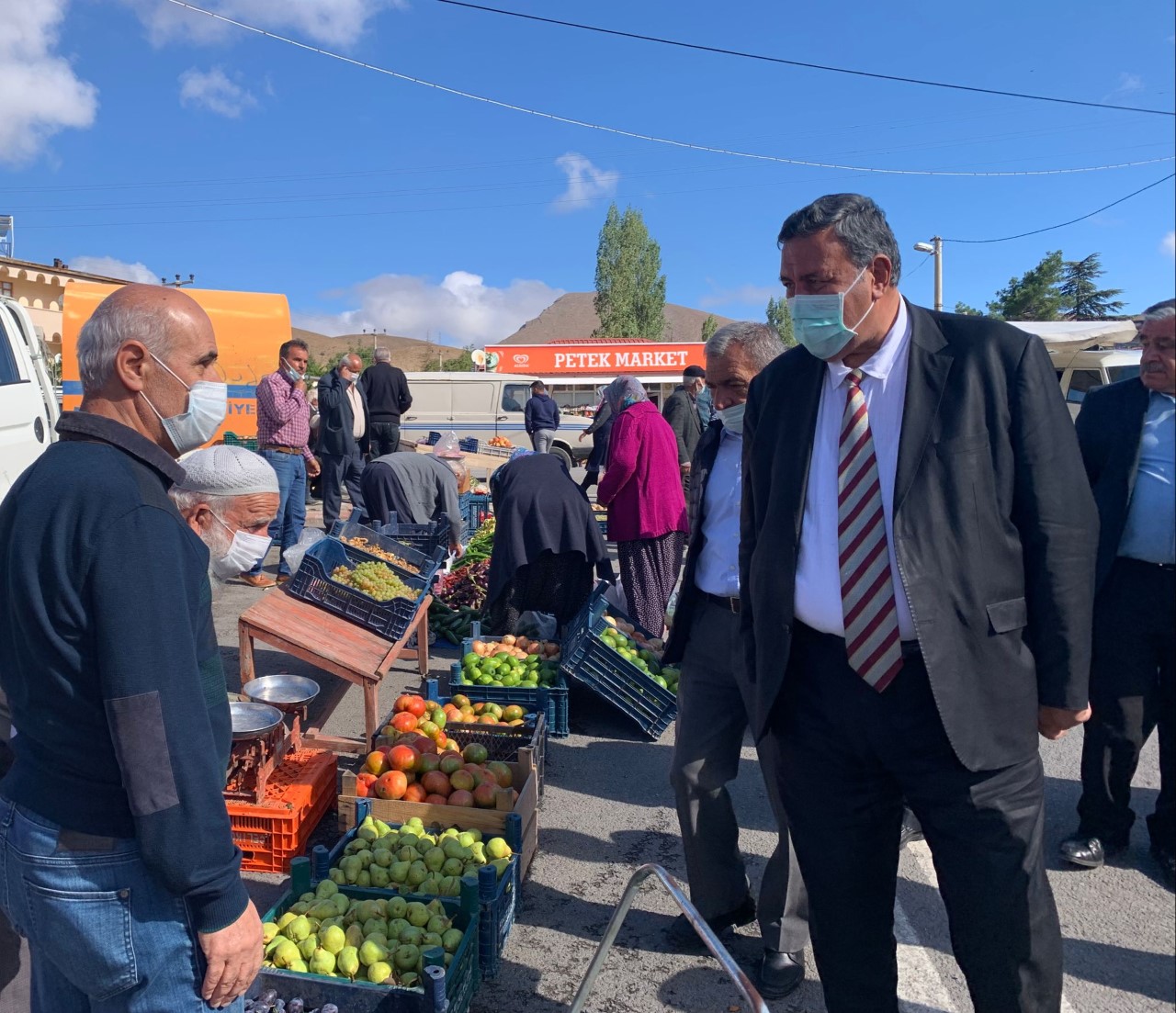 CHP Milletvekili Gürer, Çamardı pazarını ve esnafı ziyaret etti.