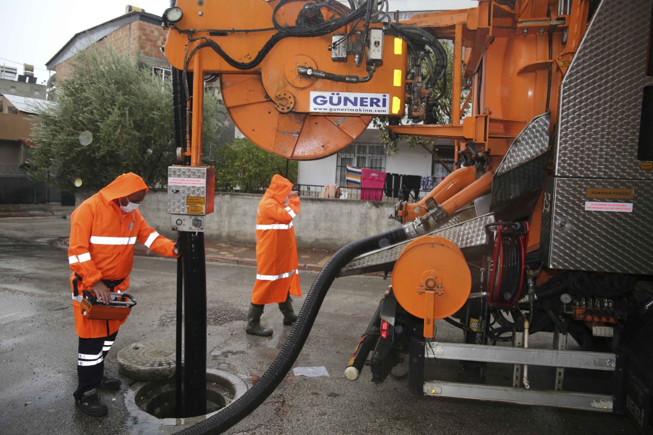 Büyükşehir ASKİ ekipleri yoğun yağışlar öncesinde rögarlarda temizlik yapıyor