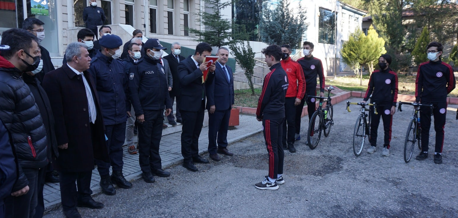 ADANA’NIN KURTULUŞ BAYRAĞI  POZANTI’DAN GÖNDERİLDİ