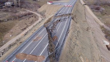 KARAYOLLARININ YAPTIĞI YOL ÇÖKTÜ.