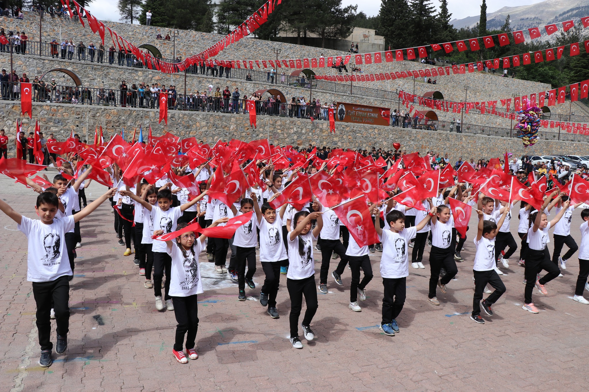 KURTULUŞ TÖRENİ DURGUN KONSER COŞKULU GEÇTİ