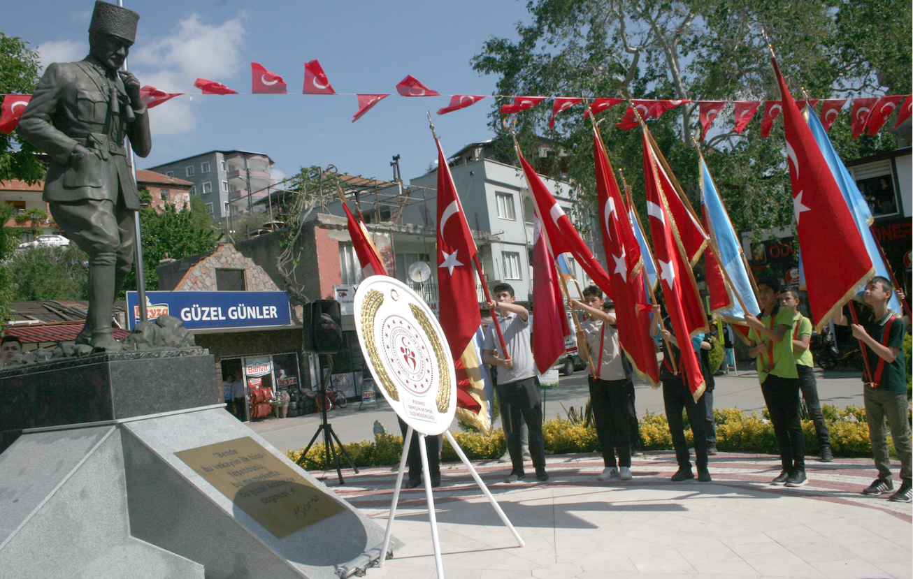 ÜLKEMİZDE MEYDANLARDA POZANTI’DA KAPALI SPOR SALONUNDA KUTLANDI