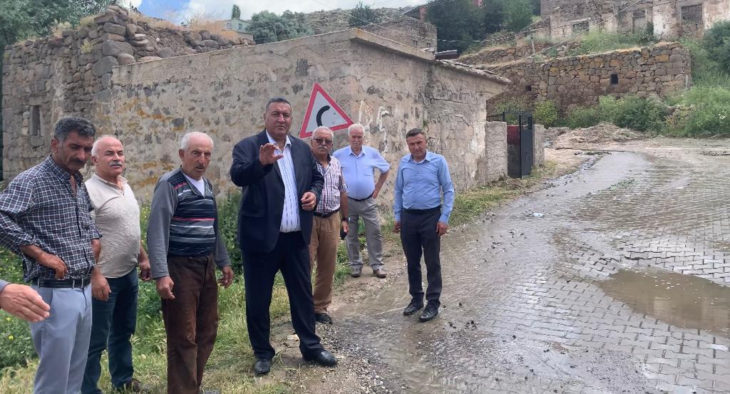 Göletten sızan sular, evlerin tabanından çıkıyor.
