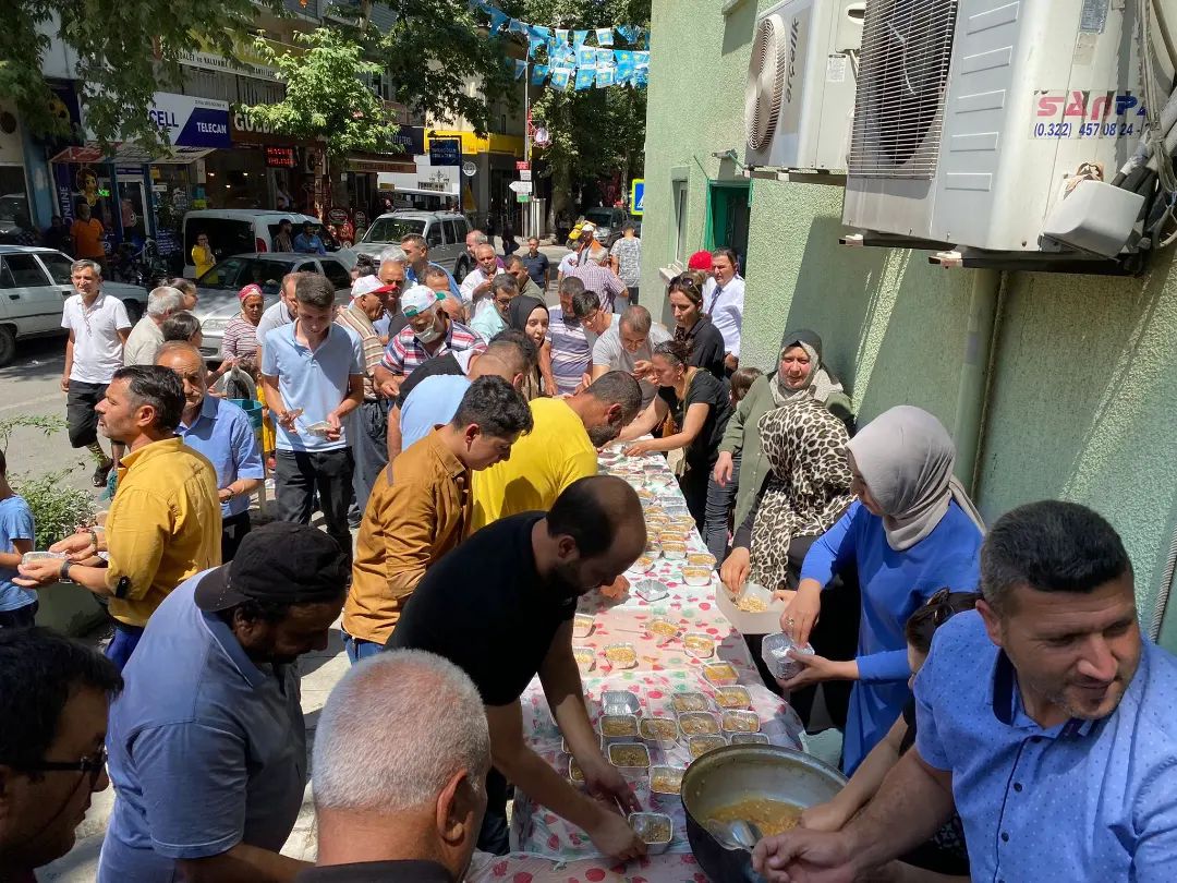 AK PARTİ’DEN AŞURE DAĞITIMI