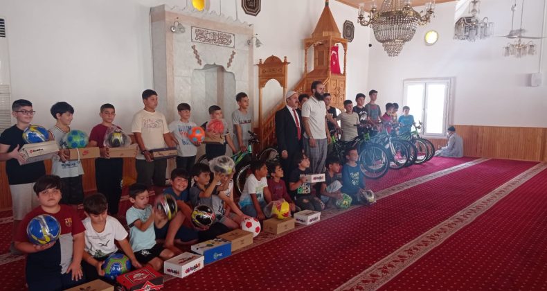 KUR-AN ÖĞRENEREK COŞTULAR HEDİYE ALARAK SEVİNDİLER.