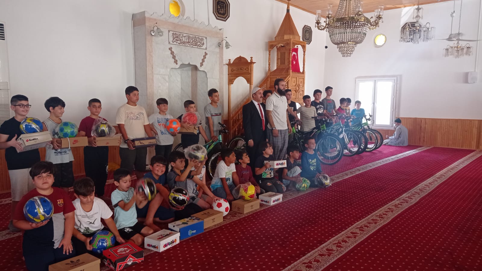KUR-AN ÖĞRENEREK COŞTULAR HEDİYE ALARAK SEVİNDİLER.