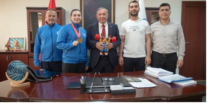Avrupa Üçüncüsü Halterciden Başkan Akay’a teşekkür ziyareti