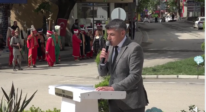 İŞTE SUNUCU BÖYLE GİYİNİR.