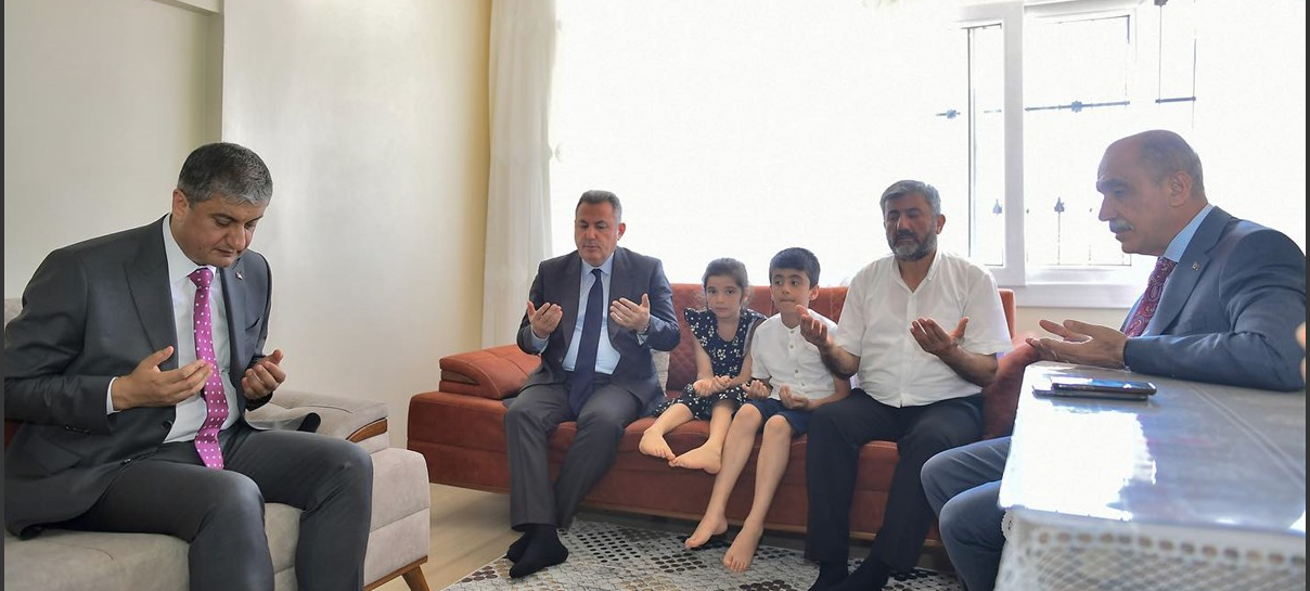 VALİ ELBAN 15 TEMMUZ ŞEHİTLERİMİZİN AİLELERİNİ ZİYARET ETTİ