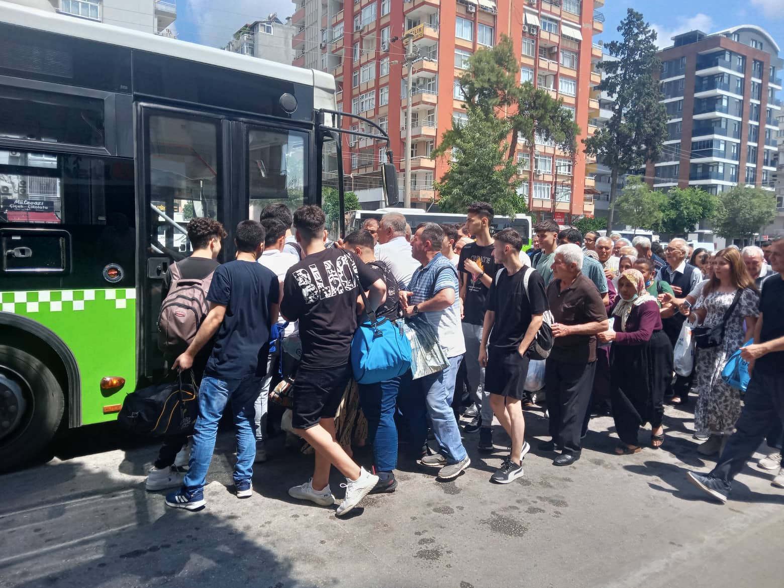 ADANA -POZANTI OTOBÜSÜNE BİNİŞ KARGAŞASI DEVAM EDİYOR…