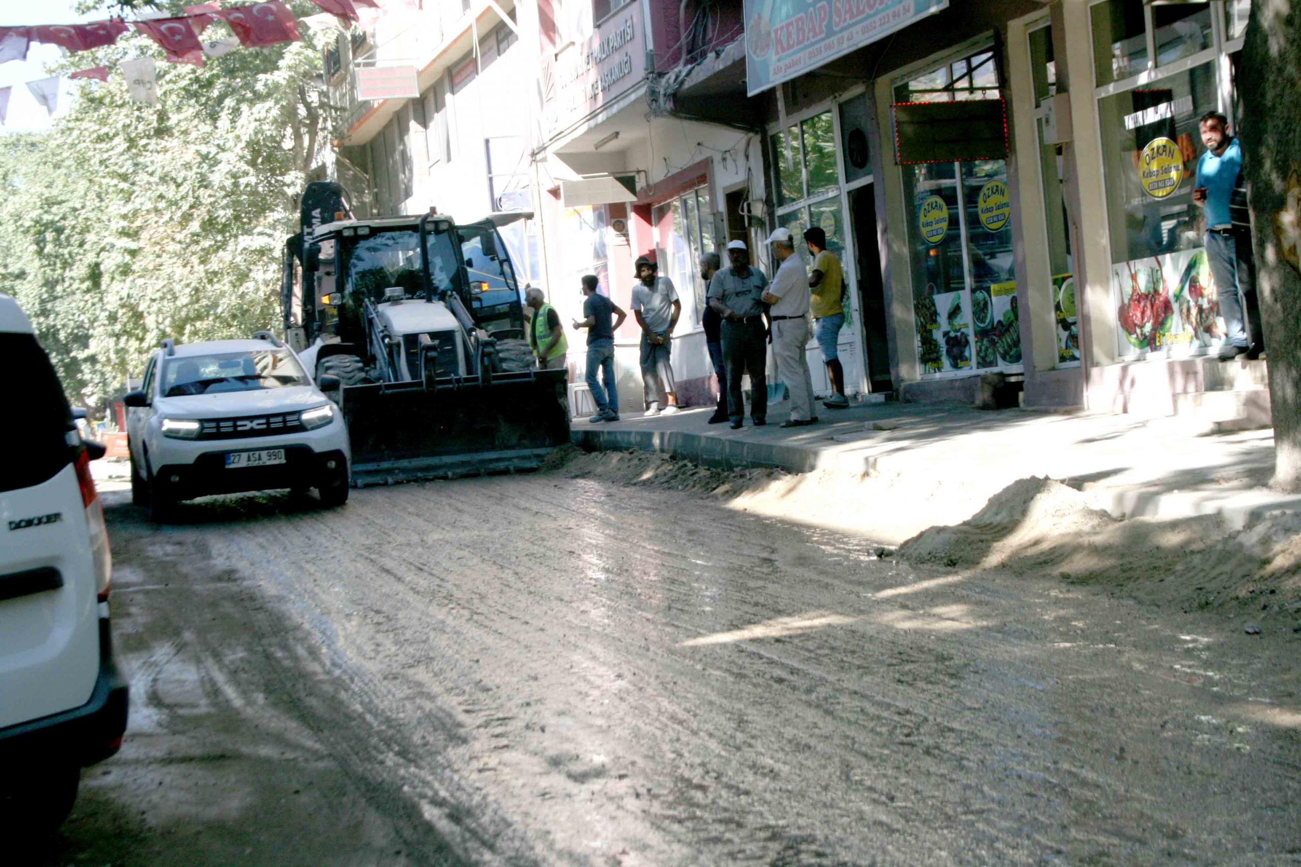 GECİKEN BORU HATTI DÖŞENMESİ  ADANA BÜYÜKŞEHRİ YAKIYOR