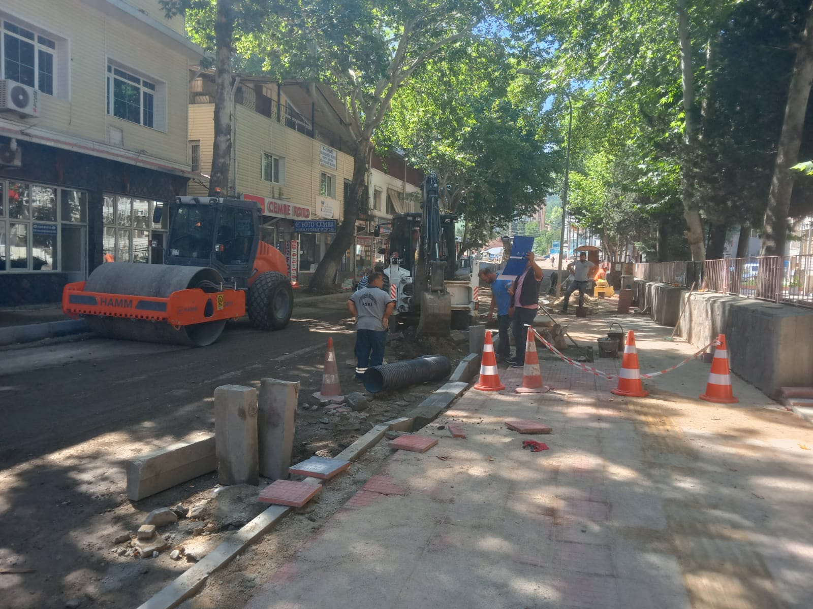 KALDIRIMLAR BİTMEDİ YOL ASFALTLANMADI.