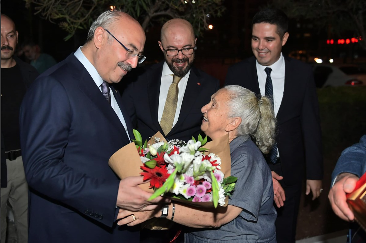 VALİ KÖŞGER HUZUREVİ SAKİNLERİYLE BİR ARAYA GELDİ