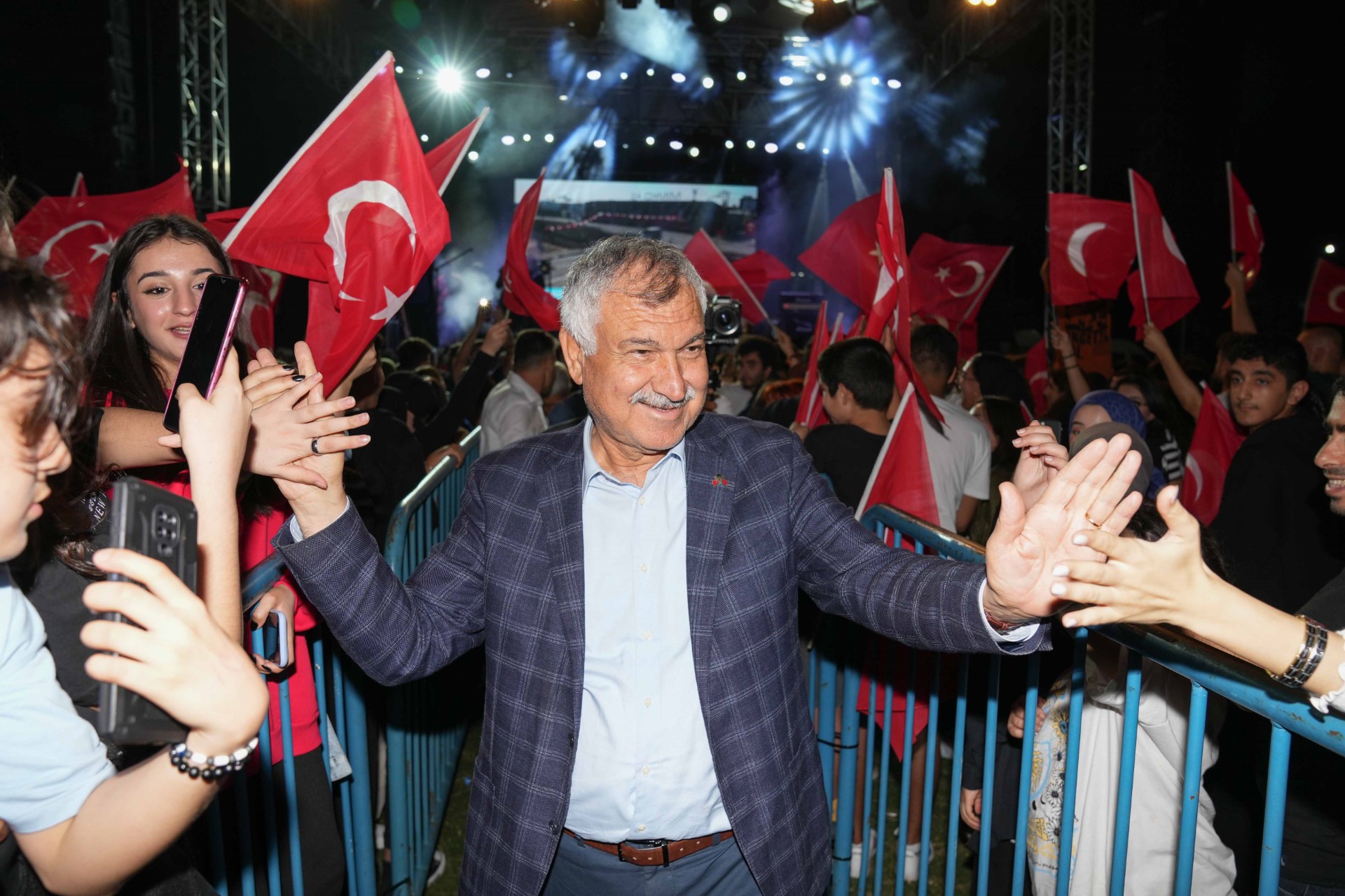 Başkan Zeydan Karalar, “Cumhuriyetin değerini bilerek, daha güzel günlere birlikte yürüyeceğiz.”