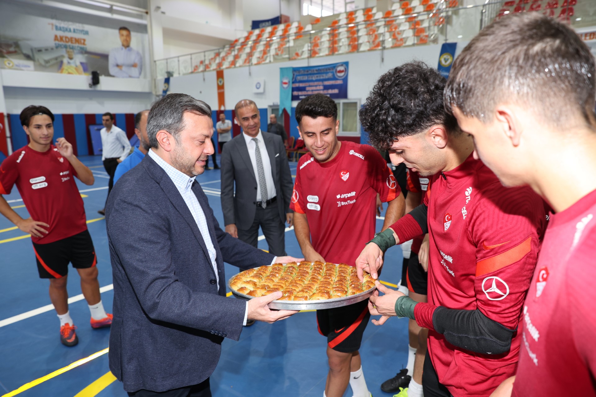 BAŞKAN KOCAİSPİR’DEN MİLLİLERE TATLI ZİYARET