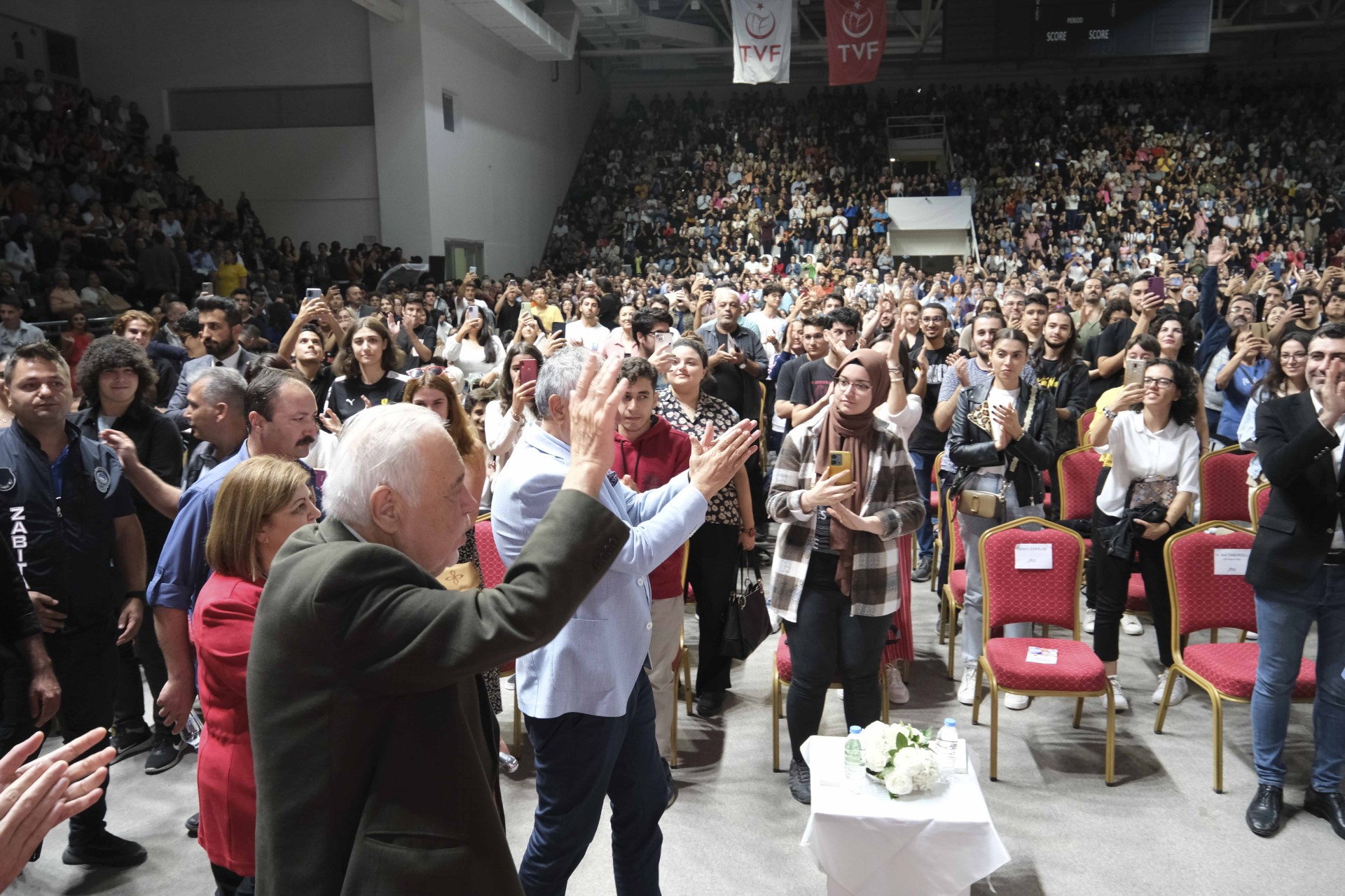 10 bini aşkın Adanalı, İlber Ortaylı’nın, “100. Yılda Cumhuriyet” konferansını dinledi.