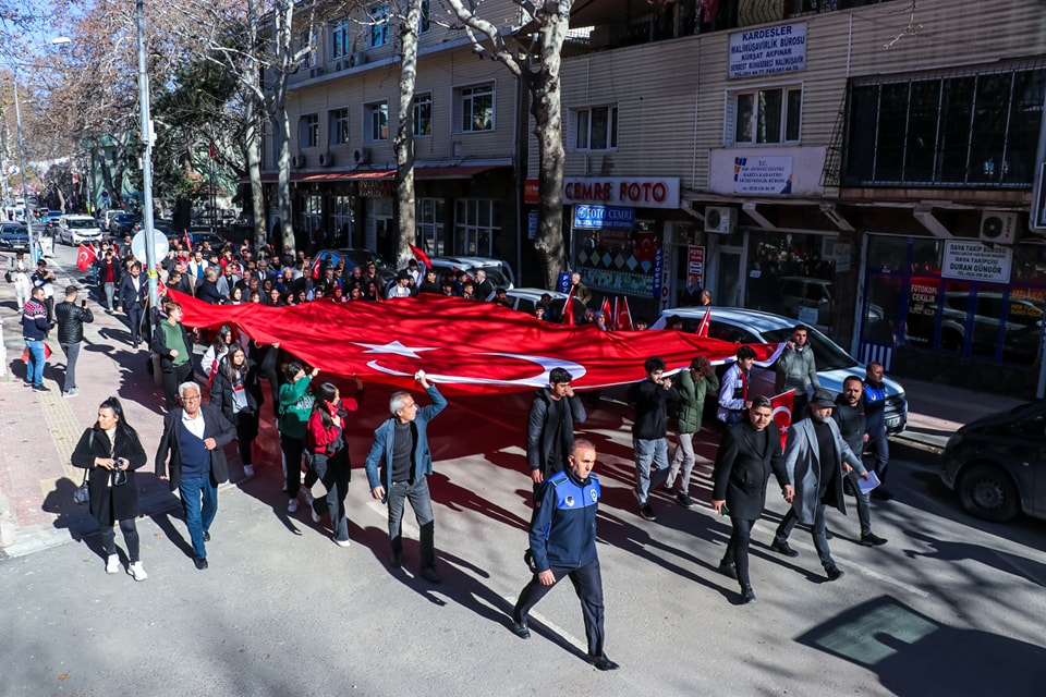 ŞEHİTLERİMİZ ANISINA YÜRÜYÜŞ YAPILDI