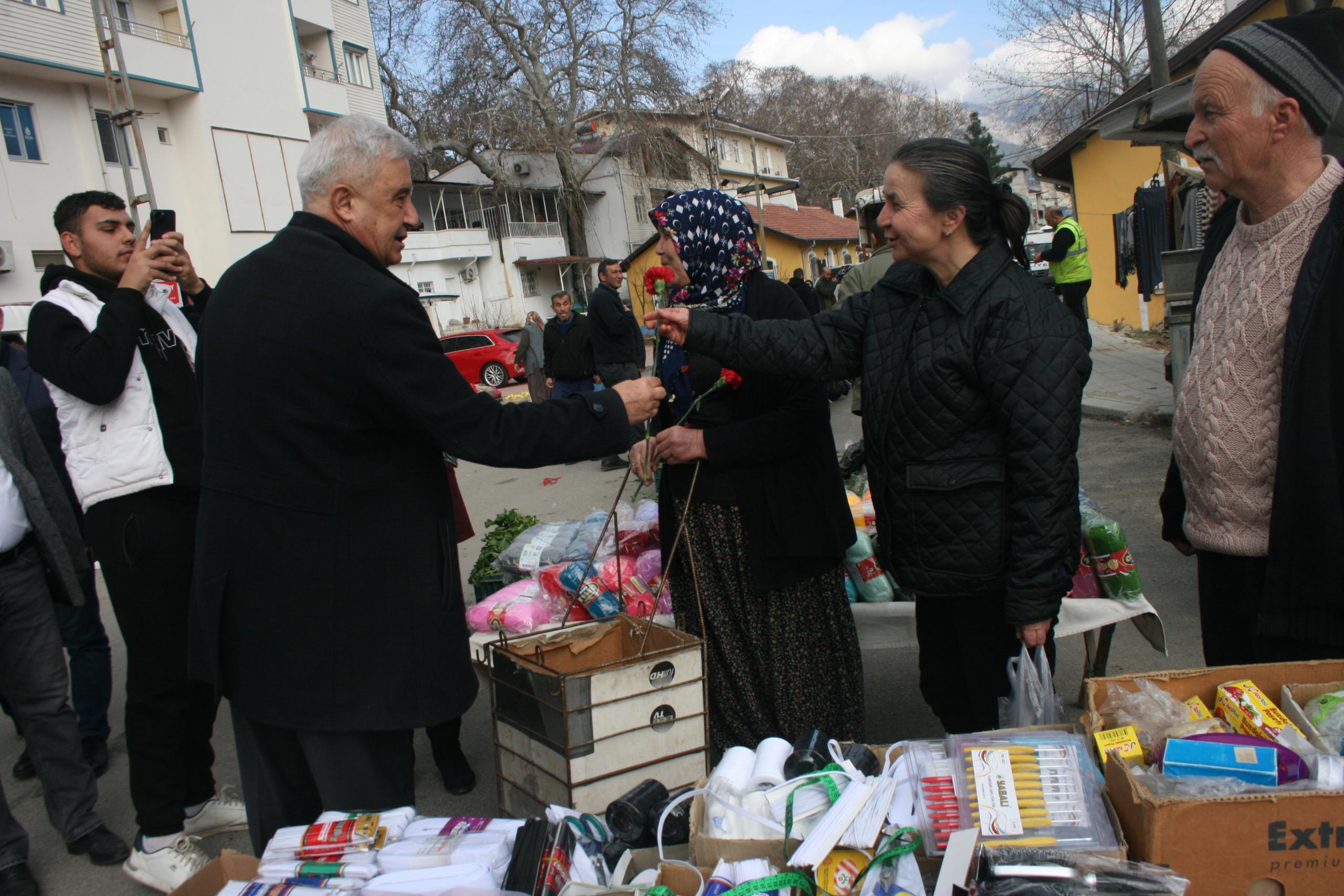 BAŞKAN ADAYI ŞENOL EROĞLU’NA  CUMA PAZARINDA YOĞUN İLGİ