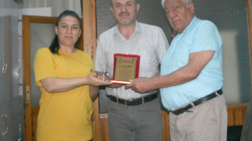 AYTEKİN’DEN GAZETEMİZE PLAKET