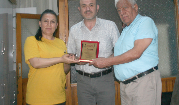 AYTEKİN’DEN GAZETEMİZE PLAKET