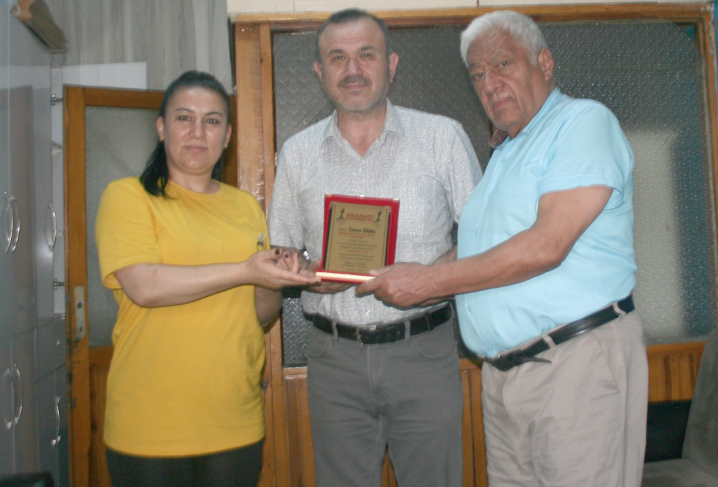 AYTEKİN’DEN GAZETEMİZE  PLAKET