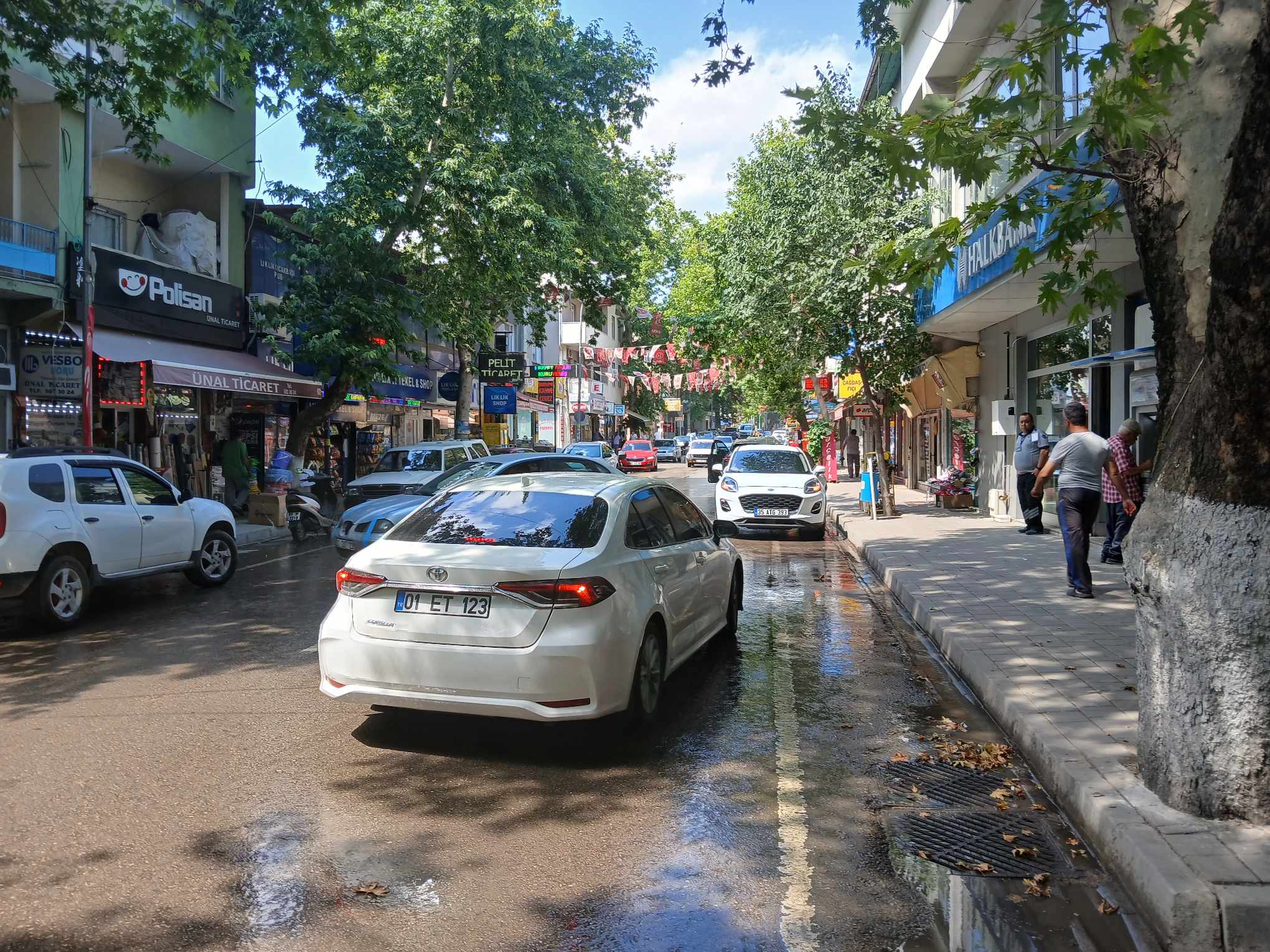 ATATÜRK CADDESİ’NİN TRAFİK ÇİLESİ…