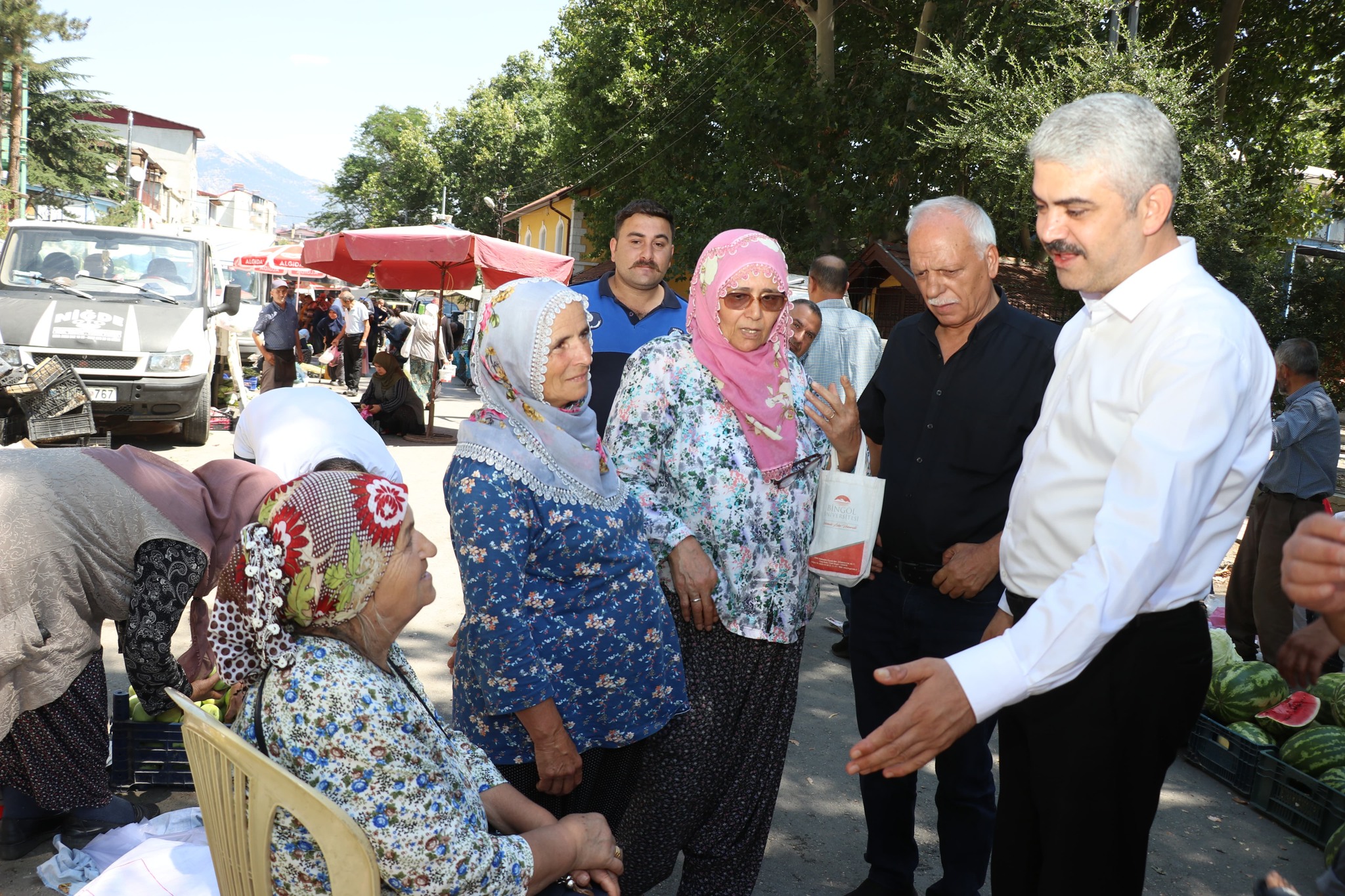 BAŞKAN ALİ AVAN CUMA PAZARINDAN “MORAL” ALDI.