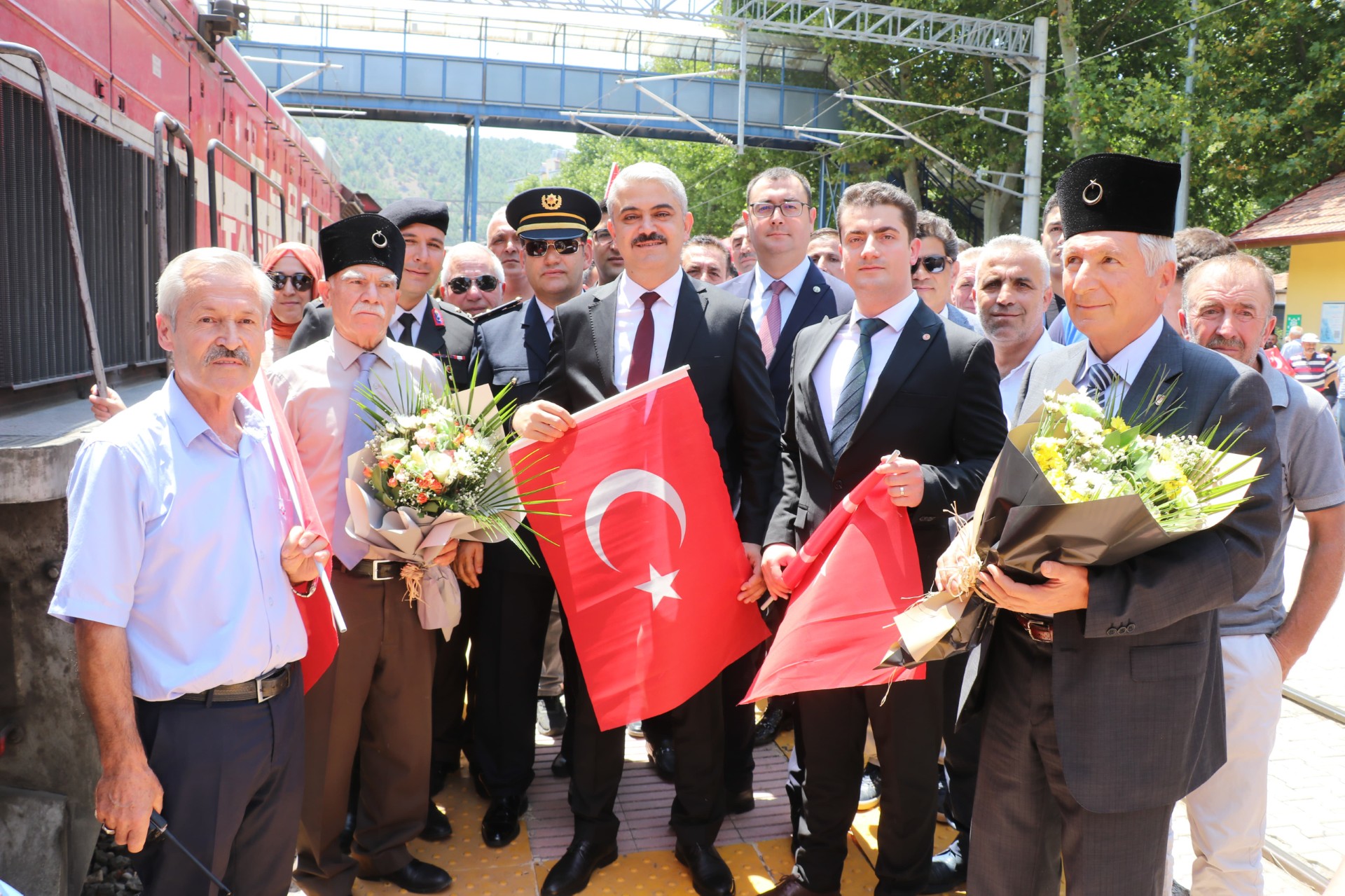 MUHTEŞEM KONSER VE TİYATRO İLE TAÇLANDIRILDI