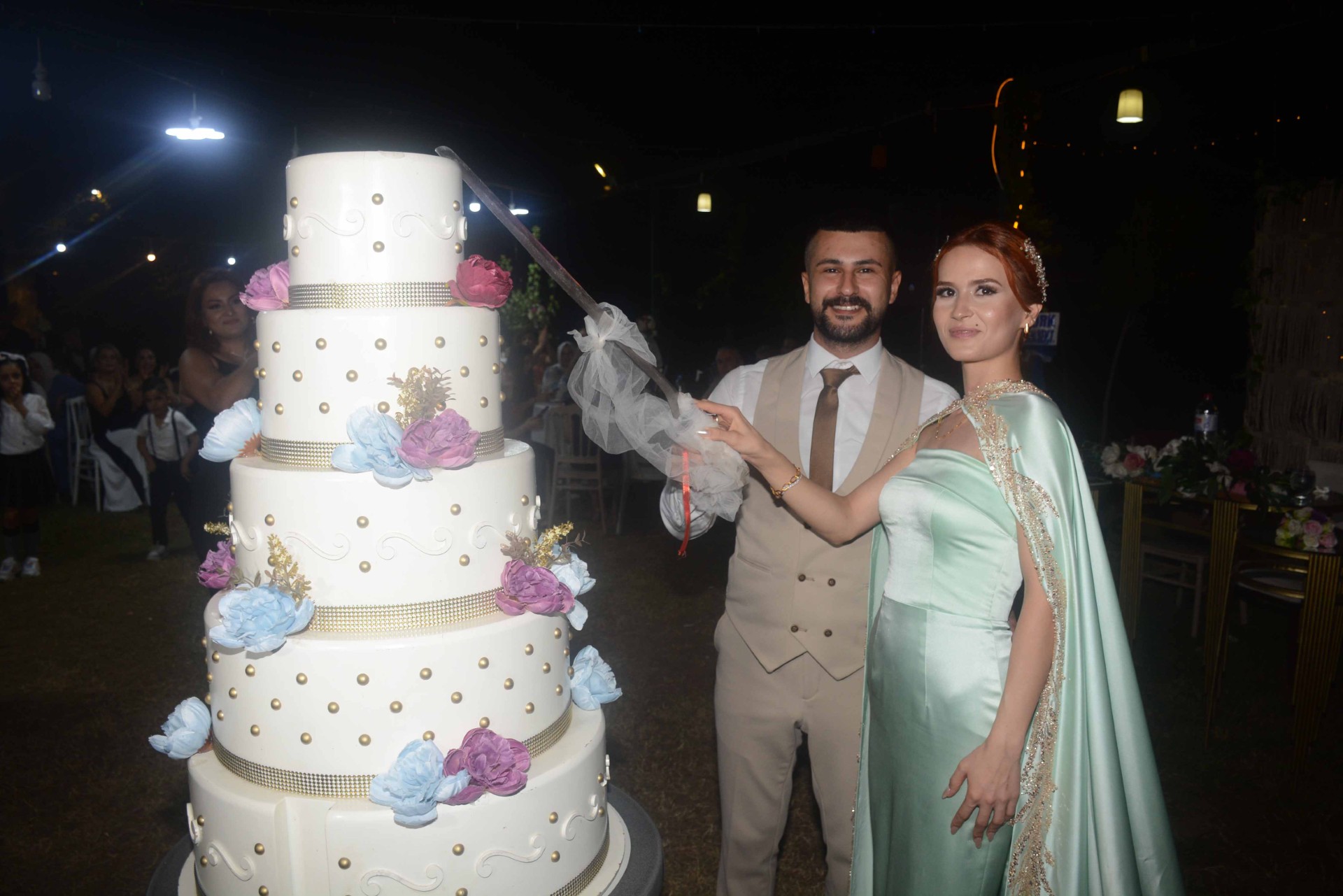 ELİF VE YAVUZHAN’A RÜYA GİBİ NİŞAN TÖRENİ