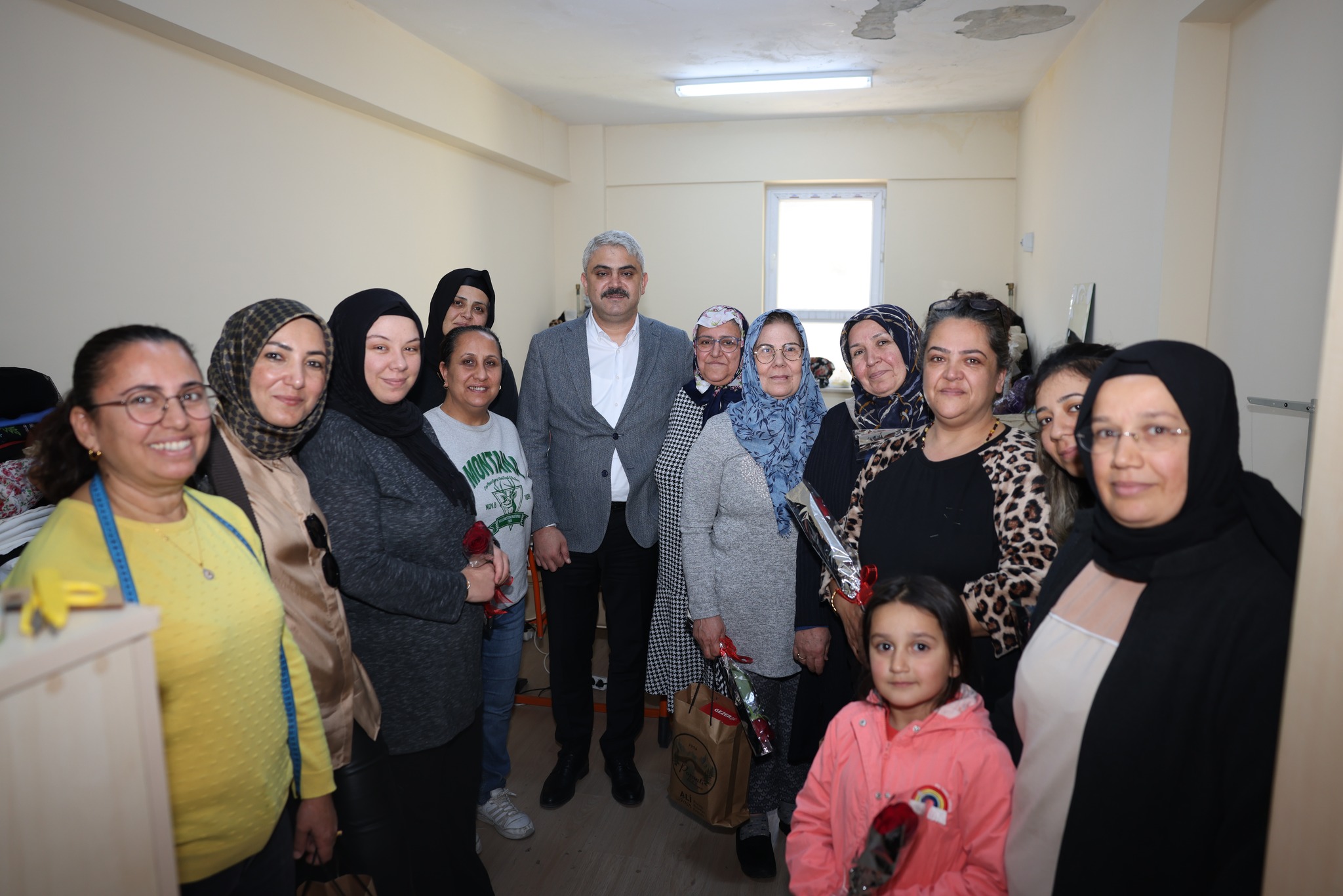 BAŞKAN AVAN EŞİ İLE BİRLİKTE KADINLAR GÜNÜNÜ KUTLADI