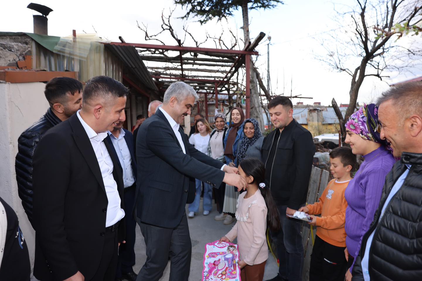 BELEDİYE BAŞKANI ALİ AVAN BAYRAMI POZANTI’LI İLE BİRLİKTE GEÇİRDİ