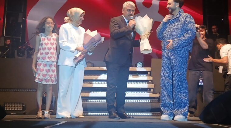 25 MAYIS’IN 105. KURTULUŞ YIL DÖNÜMÜNDE POZANTI’LI SEFO KONSERİ İLE COŞTU