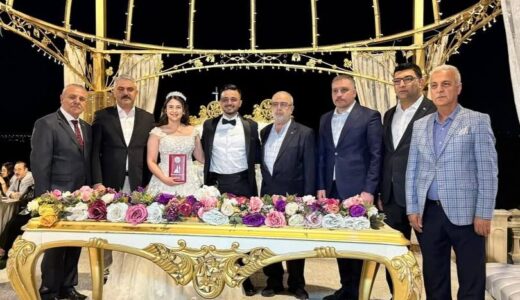 DURMUŞ TAŞPINAR KIZININ MUTLULUĞUNU YAŞADI