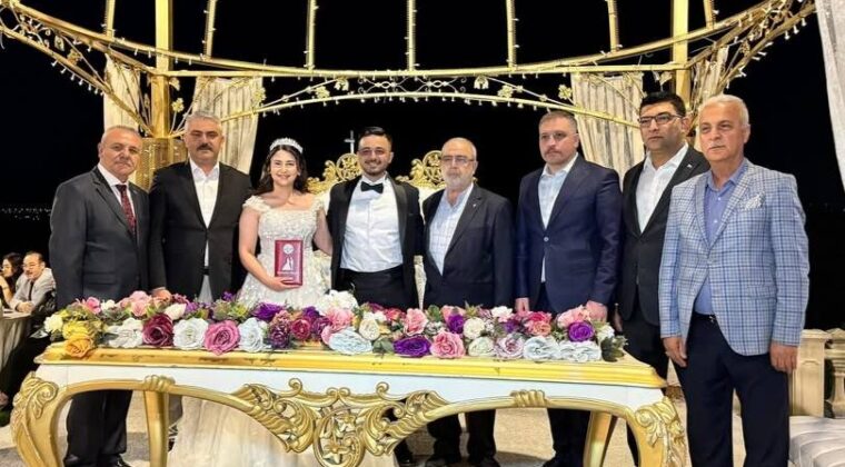 DURMUŞ TAŞPINAR KIZININ MUTLULUĞUNU YAŞADI