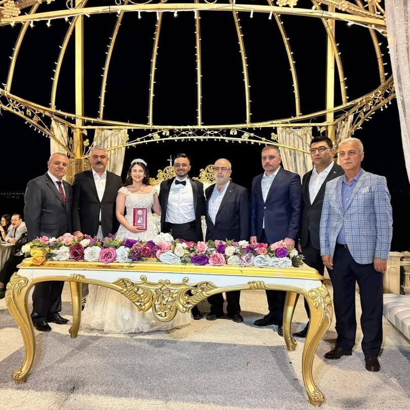 DURMUŞ TAŞPINAR KIZININ MUTLULUĞUNU YAŞADI