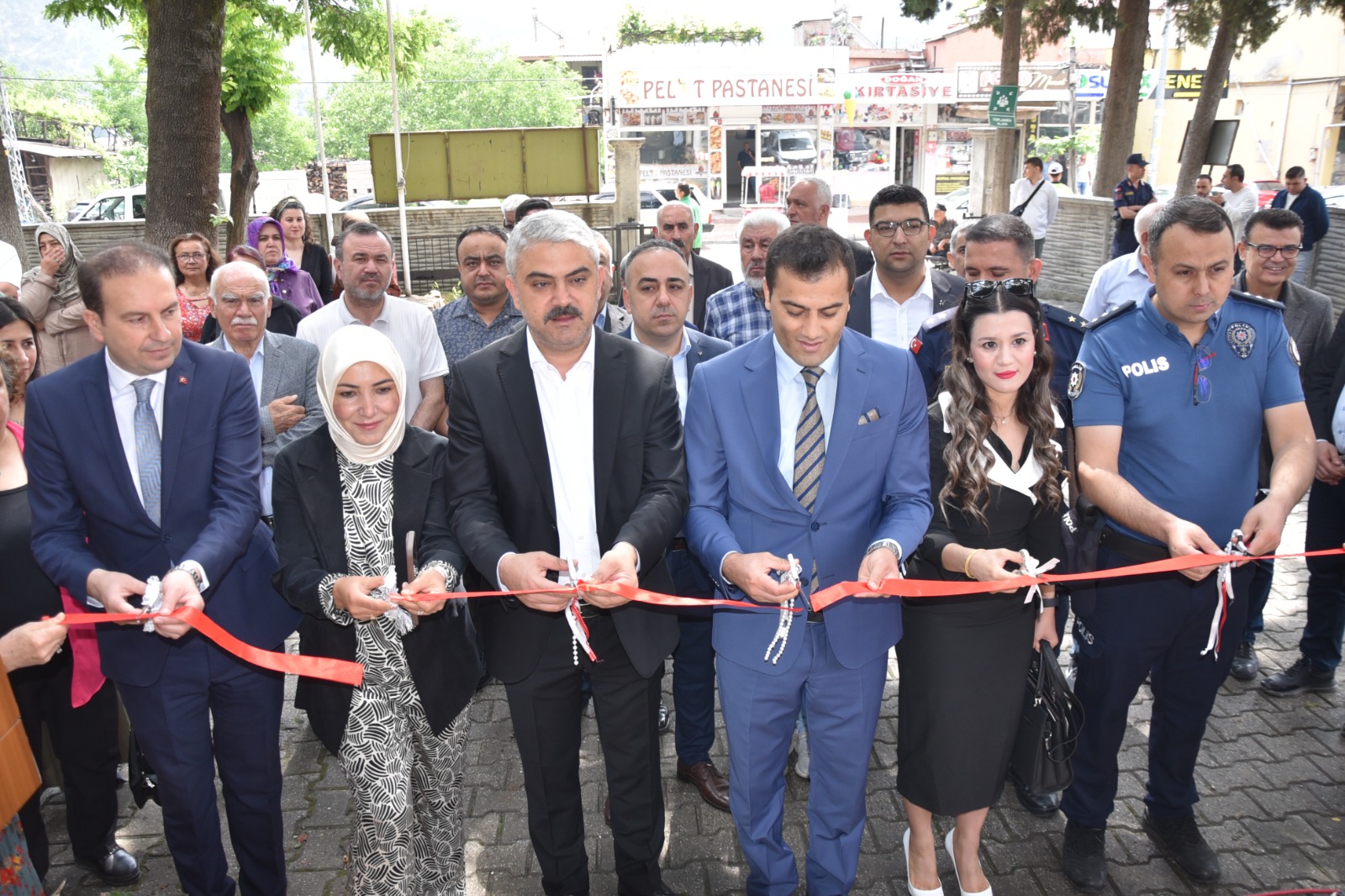 HALK EĞİTİMİN MUHTEŞEM SERGİSİNE YAĞMUR ENGELİ