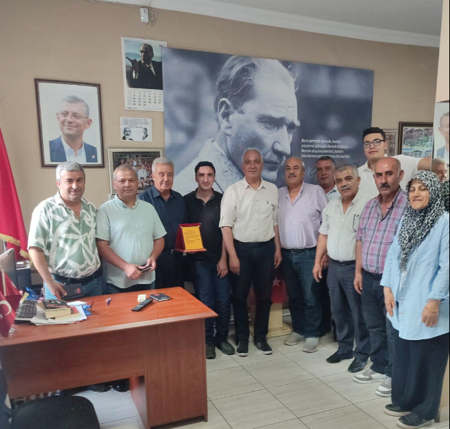CHP GENÇLİK KOLLARINDAN EROĞLU’NA JEST