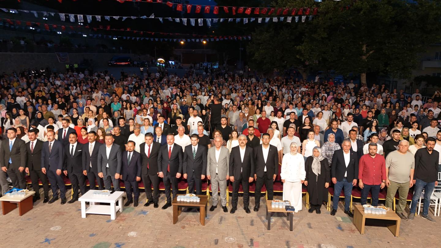 ÜLKÜ OCAKLARI POZANTI’DA TÜRK GENÇLİK ŞÖLENİ İLE  ON BİNLERCE KİŞİYİ COŞTURDU