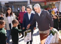  KAYMAKAM VE BAŞKAN AMCALARI ÇOCUKLARI SEVİNDİRDİ.