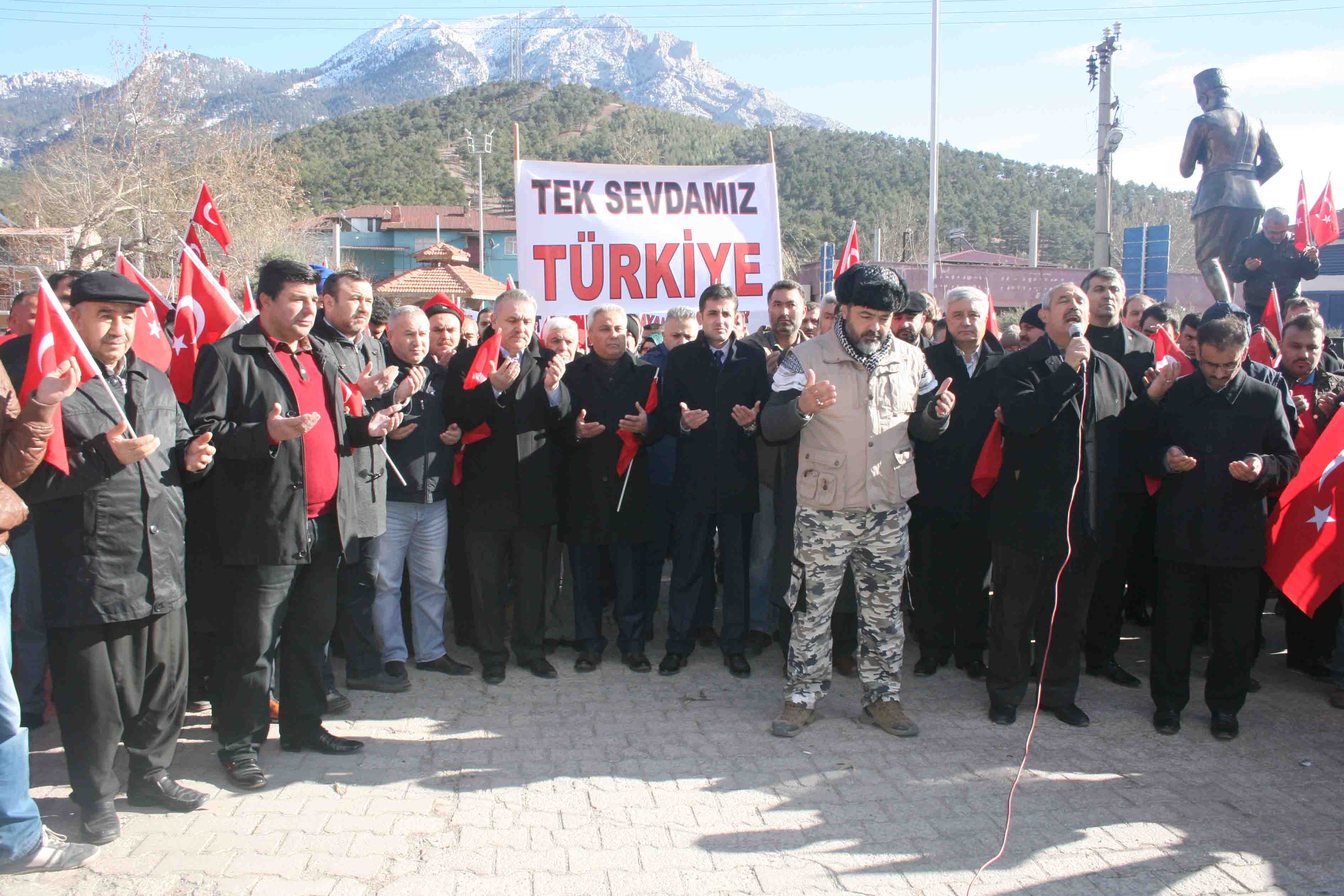 Şehit Polislerimiz için Pozantı Ayakta