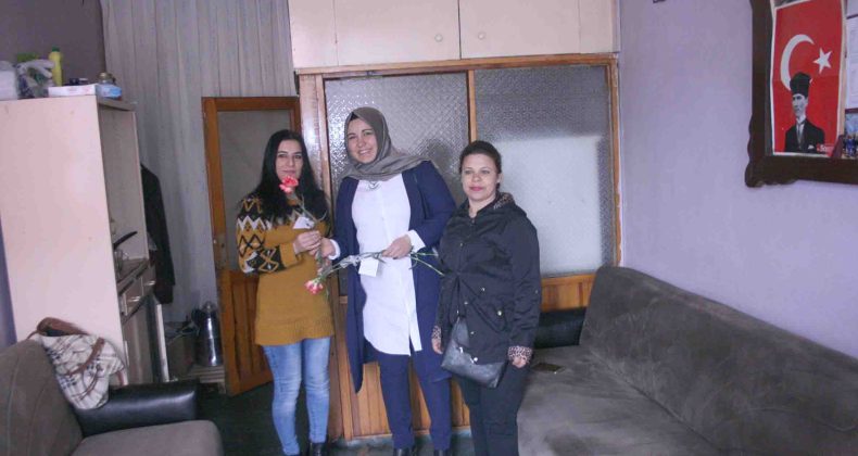 SİYASETÇİDEN GAZETECİYE KARANFİL