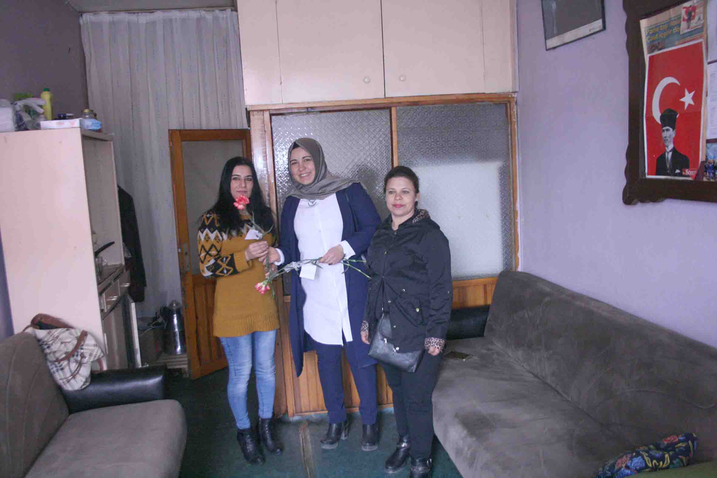 SİYASETÇİDEN GAZETECİYE KARANFİL