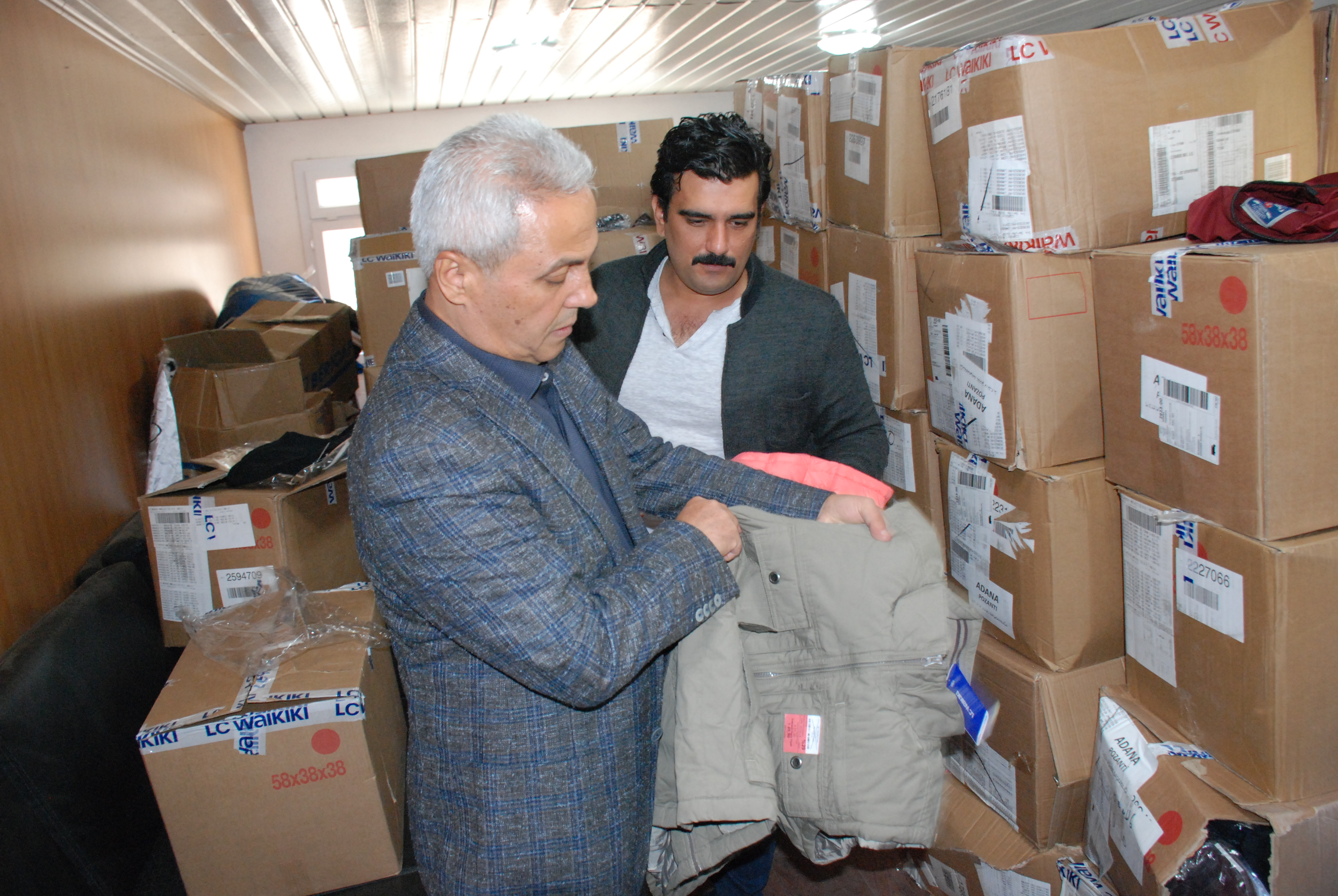 BAYSAL’DAN :SOSYAL MARKET SLOĞANI:  “GİYİN, BEĞEN, AL VE GİT”