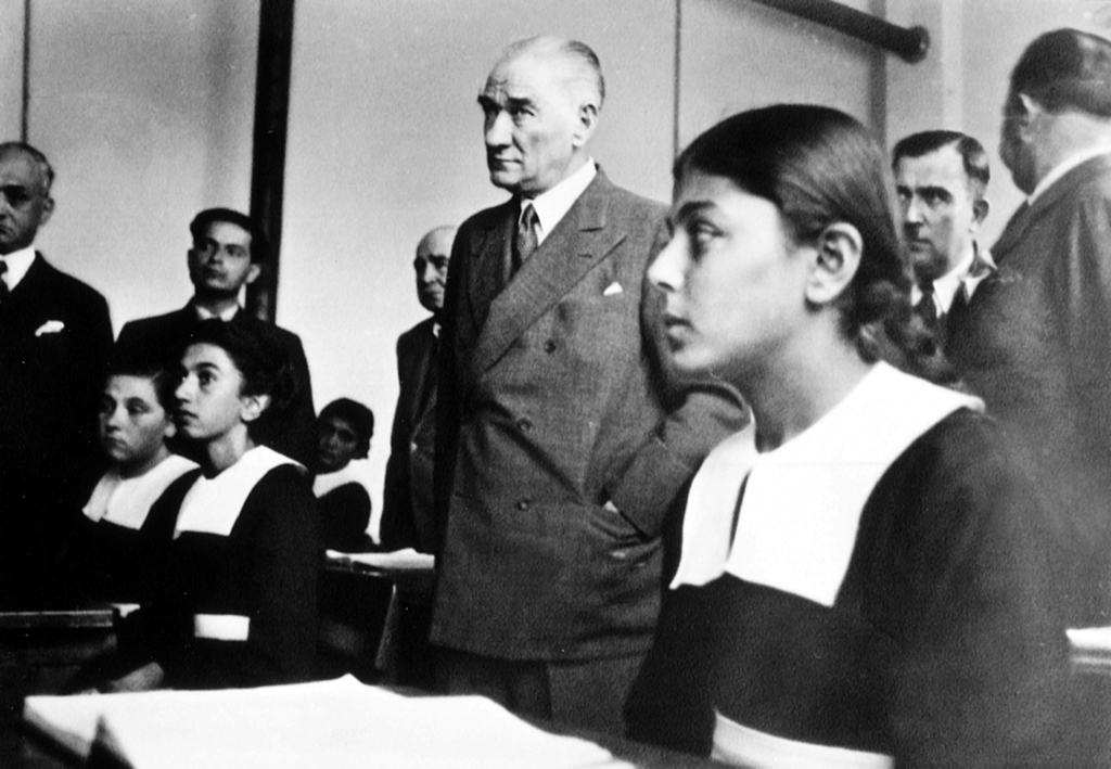 BAŞ ÖĞRETMENİMİZ ATATÜRK’ÜN YOLUNDAYIZ