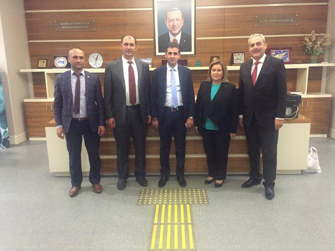 BAŞKAN ARISOY DAĞDİBİNİ TAŞITIYOR.