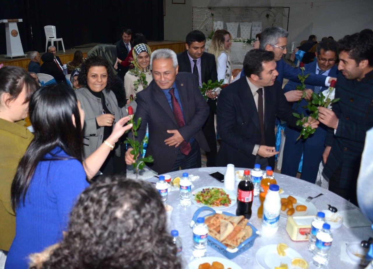 BAŞÖĞRETMENİMİZE SEVGİ SELİ