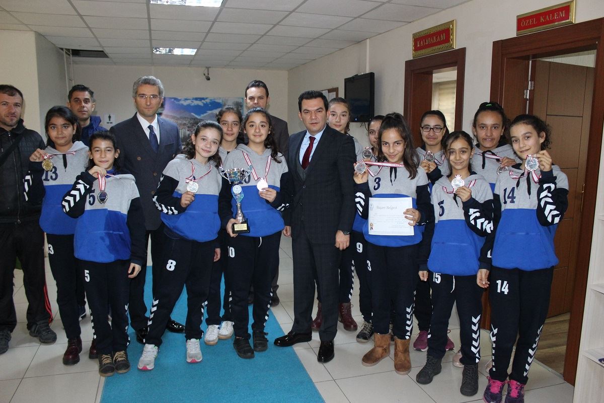 HENTBOLCU KIZLARIMIZ GURUR KAYNAĞIMIZ